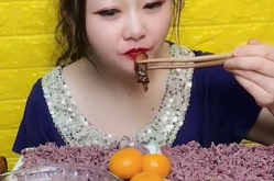 选美小姐姐吃东西,选美小姐姐的美食瞬间