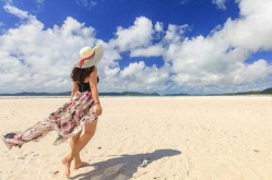 沙滩上的小姐姐的照片,镜头下的美丽小姐姐